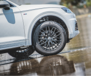 Quais são os pontos-chave para a aderência dos pneus em piso molhado?
