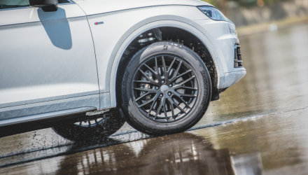 Quais são os pontos-chave para a aderência dos pneus em piso molhado?