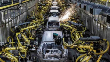 Menos trabalhadores e mais robôs | O futuro da indústria dos carros elétricos