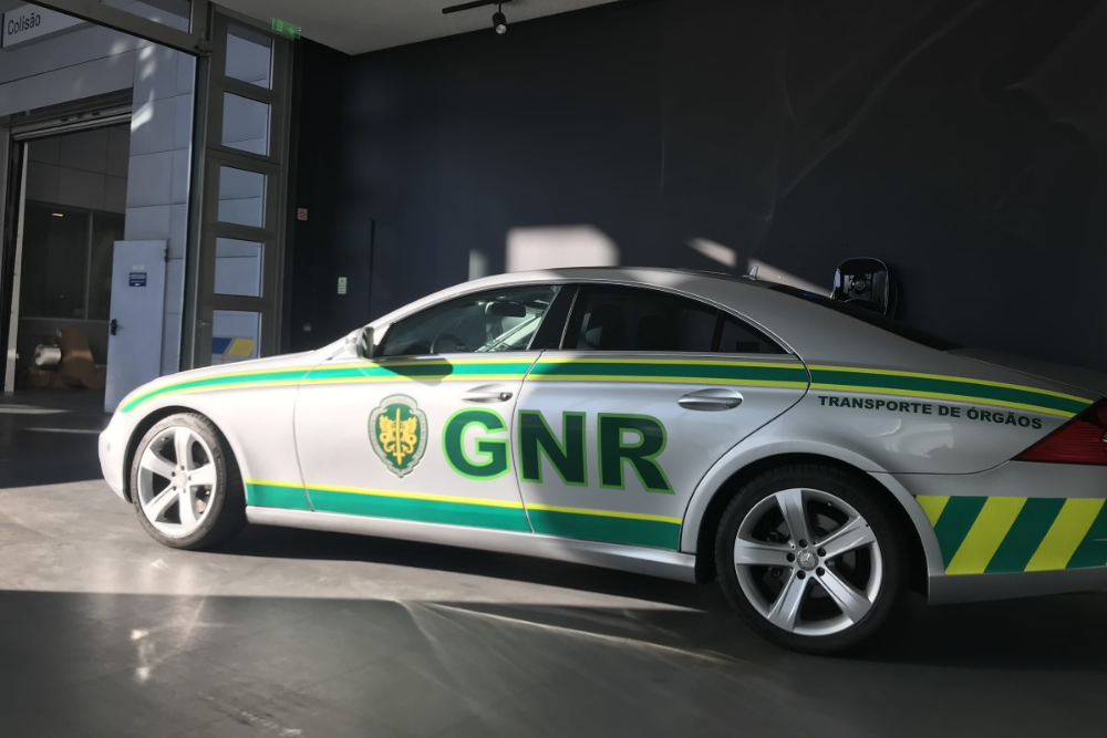 Mercedes-Benz CLS assistido na Soc. Com. C. Santos apoia GNR no transporte de órgãos