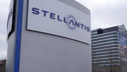Stellantis suspende atividade em fábrica italiana devido a escassez de peças