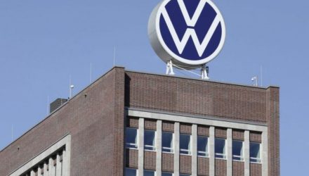 Volkswagen procura ‘trazer para casa’ cadeia de fornecimento de baterias