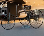 Novas instalações Soc. Com. C. Santos recebem automóvel mais antigo do mundo