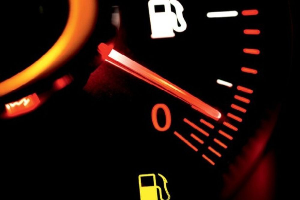 Faz mal ao automóvel andar na reserva de combustível?