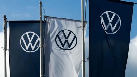 Lei de Redução da Inflação leva Volkswagen a dar prioridade a fábrica de baterias nos EUA face à Europa