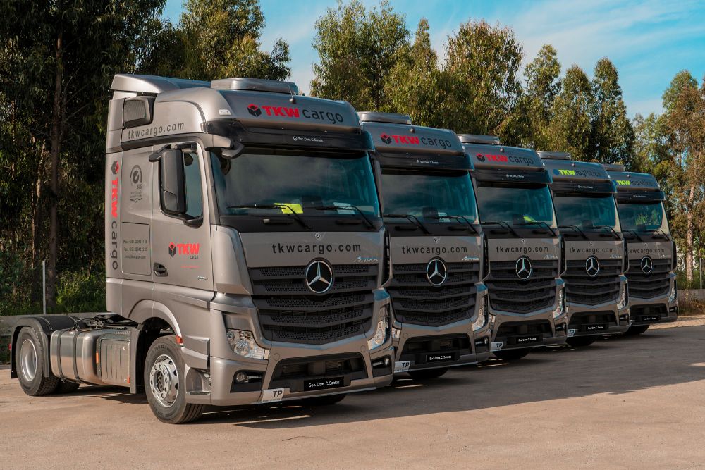 Grupo TKW reforça frota Mercedes-Benz Trucks com Soc. Com. C. Santos