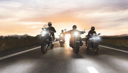 De moto, sozinho ou em grupo, mas sempre em boa companhia com os “essenciais” da OSRAM. Esteja pronto para a estrada!