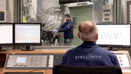 Parceria entre Stellantis e Aramco confirma a compatibilidade dos eFuel com as famílias de motores europeus