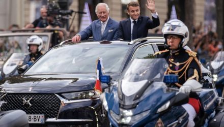 Visita de estado a França do rei Carlos III e da Rainha Camilla O DS 7 no centro do desfile dos Champs Élysées
