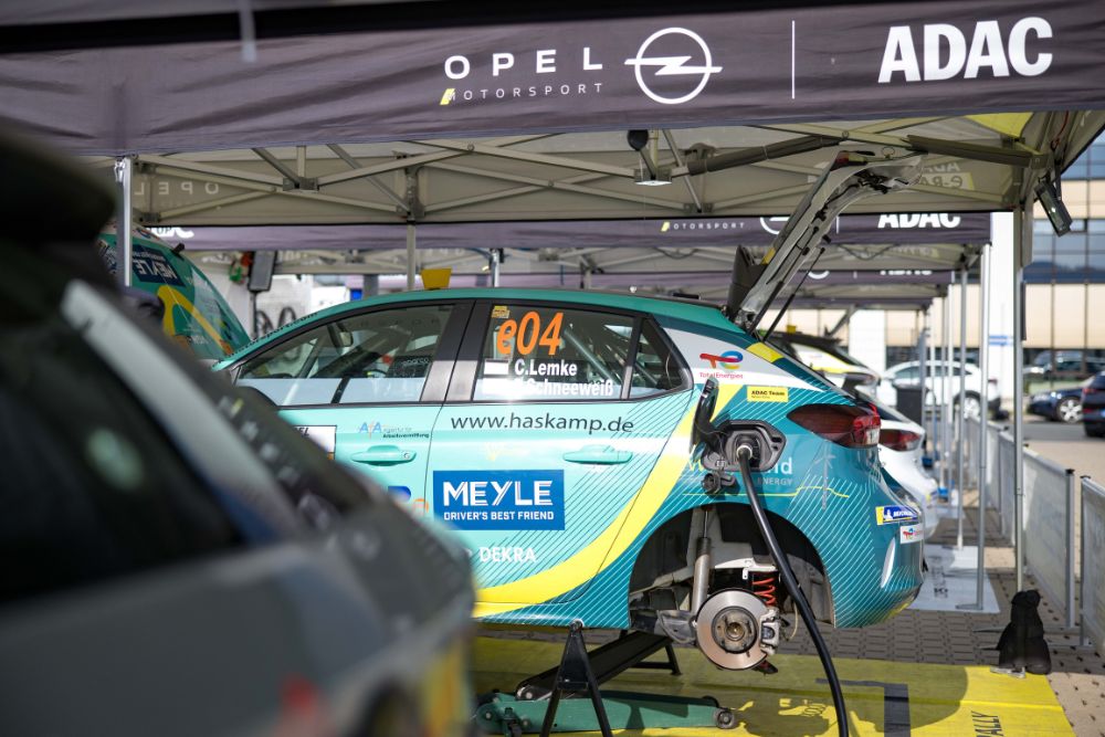 Potência máxima A infraestrutura de carregamento móvel para a ADAC Opel Electric Rally Cup