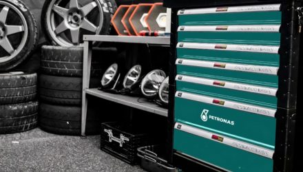 Soc. Com. C. Santos e Petronas oferecem carros de ferramentas às oficinas
